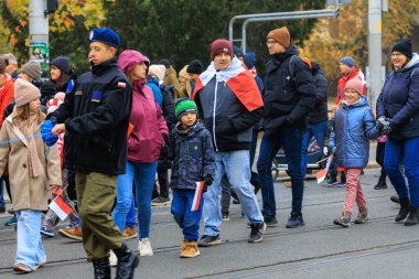 Wroclaw, Polonya - 11 Kasım 2024: Wroclaw 'da Neşeli Bağımsızlık Günü Yürüyüşü, Polonya Bayrakları, Öğrencileri ve 11 Kasım' ı Kutlayan Ailelerle Vatanseverlik Yürüyüşü