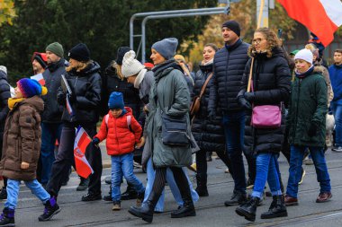 Wroclaw, Polonya - 11 Kasım 2024: Wroclaw 'da Neşeli Bağımsızlık Günü Yürüyüşü, Polonya Bayrakları, Öğrencileri ve 11 Kasım' ı Kutlayan Ailelerle Vatanseverlik Yürüyüşü