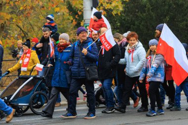 Wroclaw, Polonya - 11 Kasım 2024: Wroclaw 'da Neşeli Bağımsızlık Günü Yürüyüşü, Polonya Bayrakları, Öğrencileri ve 11 Kasım' ı Kutlayan Ailelerle Vatanseverlik Yürüyüşü