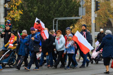 Wroclaw, Polonya - 11 Kasım 2024: Wroclaw 'da Neşeli Bağımsızlık Günü Yürüyüşü, Polonya Bayrakları, Öğrencileri ve 11 Kasım' ı Kutlayan Ailelerle Vatanseverlik Yürüyüşü