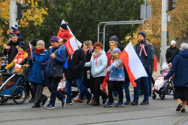 Wroclaw, Polonya - 11 Kasım 2024: Wroclaw 'da Neşeli Bağımsızlık Günü Yürüyüşü, Polonya Bayrakları, Öğrencileri ve 11 Kasım' ı Kutlayan Ailelerle Vatanseverlik Yürüyüşü