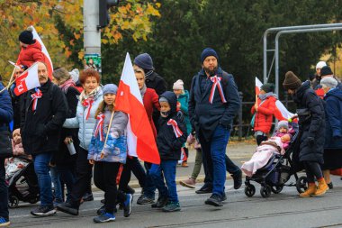 Wroclaw, Polonya - 11 Kasım 2024: Wroclaw 'da Neşeli Bağımsızlık Günü Yürüyüşü, Polonya Bayrakları, Öğrencileri ve 11 Kasım' ı Kutlayan Ailelerle Vatanseverlik Yürüyüşü