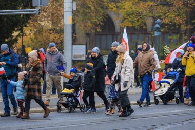 Wroclaw, Polonya - 11 Kasım 2024: Wroclaw 'da Neşeli Bağımsızlık Günü Yürüyüşü, Polonya Bayrakları, Öğrencileri ve 11 Kasım' ı Kutlayan Ailelerle Vatanseverlik Yürüyüşü
