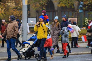 Wroclaw, Polonya - 11 Kasım 2024: Wroclaw 'da Neşeli Bağımsızlık Günü Yürüyüşü, Polonya Bayrakları, Öğrencileri ve 11 Kasım' ı Kutlayan Ailelerle Vatanseverlik Yürüyüşü
