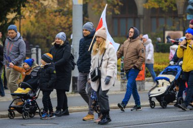 Wroclaw, Polonya - 11 Kasım 2024: Wroclaw 'da Neşeli Bağımsızlık Günü Yürüyüşü, Polonya Bayrakları, Öğrencileri ve 11 Kasım' ı Kutlayan Ailelerle Vatanseverlik Yürüyüşü