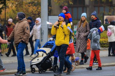 Wroclaw, Polonya - 11 Kasım 2024: Wroclaw 'da Neşeli Bağımsızlık Günü Yürüyüşü, Polonya Bayrakları, Öğrencileri ve 11 Kasım' ı Kutlayan Ailelerle Vatanseverlik Yürüyüşü