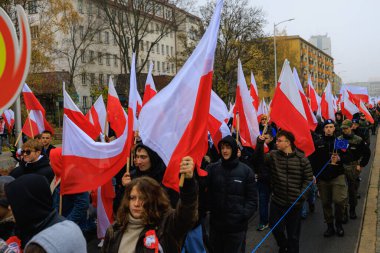 Wroclaw, Polonya - 11 Kasım 2024: Wroclaw 'da Neşeli Bağımsızlık Günü Yürüyüşü, Polonya Bayrakları, Öğrencileri ve 11 Kasım' ı Kutlayan Ailelerle Vatanseverlik Yürüyüşü