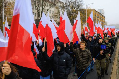 Wroclaw, Polonya - 11 Kasım 2024: Wroclaw 'da Neşeli Bağımsızlık Günü Yürüyüşü, Polonya Bayrakları, Öğrencileri ve 11 Kasım' ı Kutlayan Ailelerle Vatanseverlik Yürüyüşü