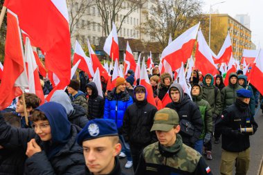 Wroclaw, Polonya - 11 Kasım 2024: Wroclaw 'da Neşeli Bağımsızlık Günü Yürüyüşü, Polonya Bayrakları, Öğrencileri ve 11 Kasım' ı Kutlayan Ailelerle Vatanseverlik Yürüyüşü
