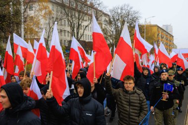 Wroclaw, Polonya - 11 Kasım 2024: Wroclaw 'da Neşeli Bağımsızlık Günü Yürüyüşü, Polonya Bayrakları, Öğrencileri ve 11 Kasım' ı Kutlayan Ailelerle Vatanseverlik Yürüyüşü