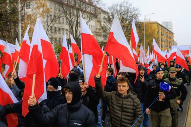 Wroclaw, Polonya - 11 Kasım 2024: Wroclaw 'da Neşeli Bağımsızlık Günü Yürüyüşü, Polonya Bayrakları, Öğrencileri ve 11 Kasım' ı Kutlayan Ailelerle Vatanseverlik Yürüyüşü