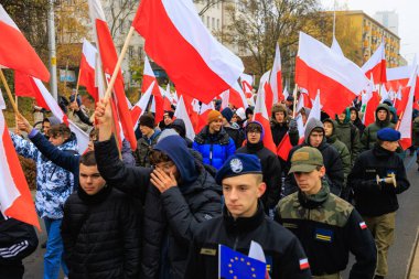 Wroclaw, Polonya - 11 Kasım 2024: Wroclaw 'da Neşeli Bağımsızlık Günü Yürüyüşü, Polonya Bayrakları, Öğrencileri ve 11 Kasım' ı Kutlayan Ailelerle Vatanseverlik Yürüyüşü