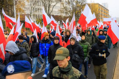Wroclaw, Polonya - 11 Kasım 2024: Wroclaw 'da Neşeli Bağımsızlık Günü Yürüyüşü, Polonya Bayrakları, Öğrencileri ve 11 Kasım' ı Kutlayan Ailelerle Vatanseverlik Yürüyüşü