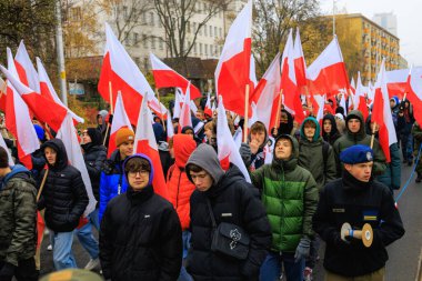 Wroclaw, Polonya - 11 Kasım 2024: Wroclaw 'da Neşeli Bağımsızlık Günü Yürüyüşü, Polonya Bayrakları, Öğrencileri ve 11 Kasım' ı Kutlayan Ailelerle Vatanseverlik Yürüyüşü
