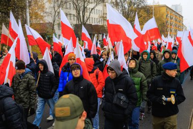 Wroclaw, Polonya - 11 Kasım 2024: Wroclaw 'da Neşeli Bağımsızlık Günü Yürüyüşü, Polonya Bayrakları, Öğrencileri ve 11 Kasım' ı Kutlayan Ailelerle Vatanseverlik Yürüyüşü