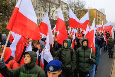 Wroclaw, Polonya - 11 Kasım 2024: Wroclaw 'da Neşeli Bağımsızlık Günü Yürüyüşü, Polonya Bayrakları, Öğrencileri ve 11 Kasım' ı Kutlayan Ailelerle Vatanseverlik Yürüyüşü