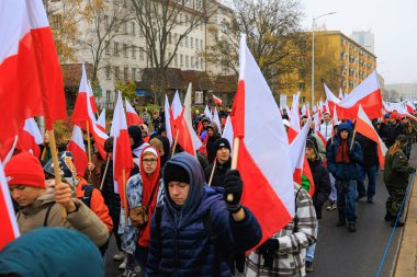 Wroclaw, Polonya - 11 Kasım 2024: Wroclaw 'da Neşeli Bağımsızlık Günü Yürüyüşü, Polonya Bayrakları, Öğrencileri ve 11 Kasım' ı Kutlayan Ailelerle Vatanseverlik Yürüyüşü