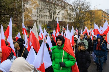 Wroclaw, Polonya - 11 Kasım 2024: Wroclaw 'da Neşeli Bağımsızlık Günü Yürüyüşü, Polonya Bayrakları, Öğrencileri ve 11 Kasım' ı Kutlayan Ailelerle Vatanseverlik Yürüyüşü