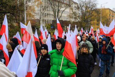 Wroclaw, Polonya - 11 Kasım 2024: Wroclaw 'da Neşeli Bağımsızlık Günü Yürüyüşü, Polonya Bayrakları, Öğrencileri ve 11 Kasım' ı Kutlayan Ailelerle Vatanseverlik Yürüyüşü