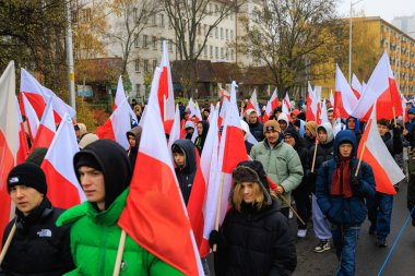 Wroclaw, Polonya - 11 Kasım 2024: Wroclaw 'da Neşeli Bağımsızlık Günü Yürüyüşü, Polonya Bayrakları, Öğrencileri ve 11 Kasım' ı Kutlayan Ailelerle Vatanseverlik Yürüyüşü