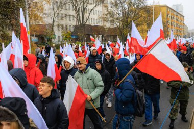 Wroclaw, Polonya - 11 Kasım 2024: Wroclaw 'da Neşeli Bağımsızlık Günü Yürüyüşü, Polonya Bayrakları, Öğrencileri ve 11 Kasım' ı Kutlayan Ailelerle Vatanseverlik Yürüyüşü