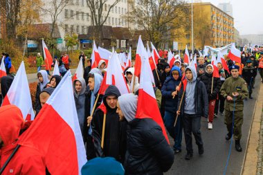 Wroclaw, Polonya - 11 Kasım 2024: Wroclaw 'da Neşeli Bağımsızlık Günü Yürüyüşü, Polonya Bayrakları, Öğrencileri ve 11 Kasım' ı Kutlayan Ailelerle Vatanseverlik Yürüyüşü