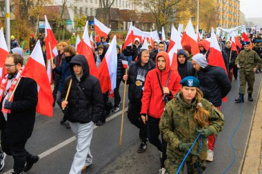 Wroclaw, Polonya - 11 Kasım 2024: Wroclaw 'da Neşeli Bağımsızlık Günü Yürüyüşü, Polonya Bayrakları, Öğrencileri ve 11 Kasım' ı Kutlayan Ailelerle Vatanseverlik Yürüyüşü