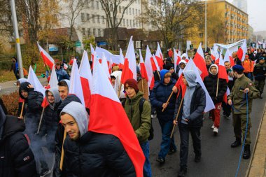 Wroclaw, Polonya - 11 Kasım 2024: Wroclaw 'da Neşeli Bağımsızlık Günü Yürüyüşü, Polonya Bayrakları, Öğrencileri ve 11 Kasım' ı Kutlayan Ailelerle Vatanseverlik Yürüyüşü