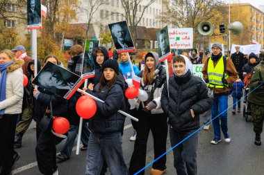 Wroclaw, Polonya - 11 Kasım 2024: Wroclaw 'da Neşeli Bağımsızlık Günü Yürüyüşü, Polonya Bayrakları, Öğrencileri ve 11 Kasım' ı Kutlayan Ailelerle Vatanseverlik Yürüyüşü