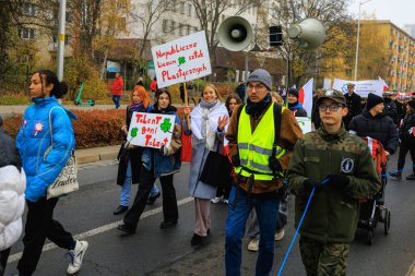 Wroclaw, Polonya - 11 Kasım 2024: Wroclaw 'da Neşeli Bağımsızlık Günü Yürüyüşü, Polonya Bayrakları, Öğrencileri ve 11 Kasım' ı Kutlayan Ailelerle Vatanseverlik Yürüyüşü