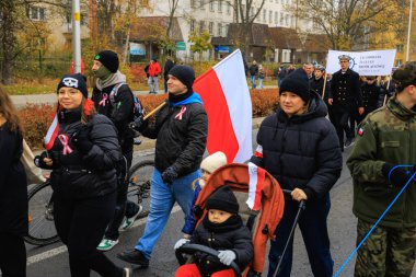 Wroclaw, Polonya - 11 Kasım 2024: Wroclaw 'da Neşeli Bağımsızlık Günü Yürüyüşü, Polonya Bayrakları, Öğrencileri ve 11 Kasım' ı Kutlayan Ailelerle Vatanseverlik Yürüyüşü