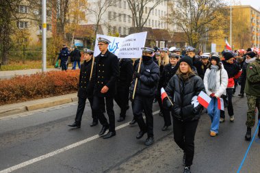 Wroclaw, Polonya - 11 Kasım 2024: Wroclaw 'da Neşeli Bağımsızlık Günü Yürüyüşü, Polonya Bayrakları, Öğrencileri ve 11 Kasım' ı Kutlayan Ailelerle Vatanseverlik Yürüyüşü