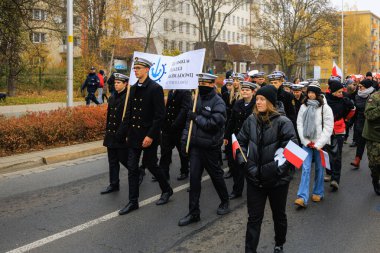 Wroclaw, Polonya - 11 Kasım 2024: Wroclaw 'da Neşeli Bağımsızlık Günü Yürüyüşü, Polonya Bayrakları, Öğrencileri ve 11 Kasım' ı Kutlayan Ailelerle Vatanseverlik Yürüyüşü