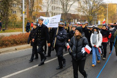 Wroclaw, Polonya - 11 Kasım 2024: Wroclaw 'da Neşeli Bağımsızlık Günü Yürüyüşü, Polonya Bayrakları, Öğrencileri ve 11 Kasım' ı Kutlayan Ailelerle Vatanseverlik Yürüyüşü
