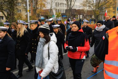 Wroclaw, Polonya - 11 Kasım 2024: Wroclaw 'da Neşeli Bağımsızlık Günü Yürüyüşü, Polonya Bayrakları, Öğrencileri ve 11 Kasım' ı Kutlayan Ailelerle Vatanseverlik Yürüyüşü