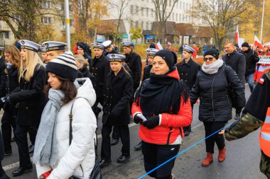 Wroclaw, Polonya - 11 Kasım 2024: Wroclaw 'da Neşeli Bağımsızlık Günü Yürüyüşü, Polonya Bayrakları, Öğrencileri ve 11 Kasım' ı Kutlayan Ailelerle Vatanseverlik Yürüyüşü