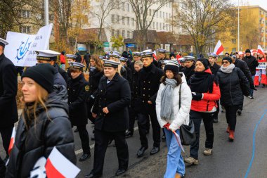 Wroclaw, Polonya - 11 Kasım 2024: Wroclaw 'da Neşeli Bağımsızlık Günü Yürüyüşü, Polonya Bayrakları, Öğrencileri ve 11 Kasım' ı Kutlayan Ailelerle Vatanseverlik Yürüyüşü