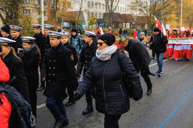 Wroclaw, Polonya - 11 Kasım 2024: Wroclaw 'da Neşeli Bağımsızlık Günü Yürüyüşü, Polonya Bayrakları, Öğrencileri ve 11 Kasım' ı Kutlayan Ailelerle Vatanseverlik Yürüyüşü