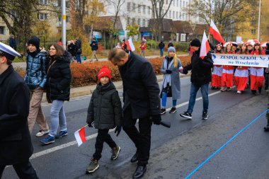 Wroclaw, Polonya - 11 Kasım 2024: Wroclaw 'da Neşeli Bağımsızlık Günü Yürüyüşü, Polonya Bayrakları, Öğrencileri ve 11 Kasım' ı Kutlayan Ailelerle Vatanseverlik Yürüyüşü