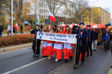Wroclaw, Polonya - 11 Kasım 2024: Wroclaw 'da Neşeli Bağımsızlık Günü Yürüyüşü, Polonya Bayrakları, Öğrencileri ve 11 Kasım' ı Kutlayan Ailelerle Vatanseverlik Yürüyüşü