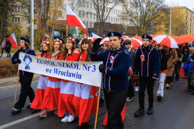 Wroclaw, Polonya - 11 Kasım 2024: Wroclaw 'da Neşeli Bağımsızlık Günü Yürüyüşü, Polonya Bayrakları, Öğrencileri ve 11 Kasım' ı Kutlayan Ailelerle Vatanseverlik Yürüyüşü