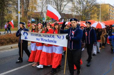 Wroclaw, Polonya - 11 Kasım 2024: Wroclaw 'da Neşeli Bağımsızlık Günü Yürüyüşü, Polonya Bayrakları, Öğrencileri ve 11 Kasım' ı Kutlayan Ailelerle Vatanseverlik Yürüyüşü