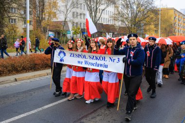 Wroclaw, Polonya - 11 Kasım 2024: Wroclaw 'da Neşeli Bağımsızlık Günü Yürüyüşü, Polonya Bayrakları, Öğrencileri ve 11 Kasım' ı Kutlayan Ailelerle Vatanseverlik Yürüyüşü