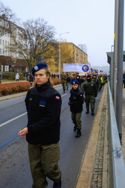 Wroclaw, Polonya - 11 Kasım 2024: Wroclaw 'da Neşeli Bağımsızlık Günü Yürüyüşü, Polonya Bayrakları, Öğrencileri ve 11 Kasım' ı Kutlayan Ailelerle Vatanseverlik Yürüyüşü