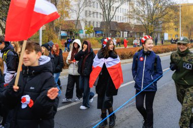 Wroclaw, Polonya - 11 Kasım 2024: Wroclaw 'da Neşeli Bağımsızlık Günü Yürüyüşü, Polonya Bayrakları, Öğrencileri ve 11 Kasım' ı Kutlayan Ailelerle Vatanseverlik Yürüyüşü