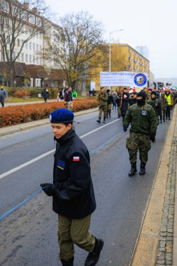 Wroclaw, Polonya - 11 Kasım 2024: Wroclaw 'da Neşeli Bağımsızlık Günü Yürüyüşü, Polonya Bayrakları, Öğrencileri ve 11 Kasım' ı Kutlayan Ailelerle Vatanseverlik Yürüyüşü