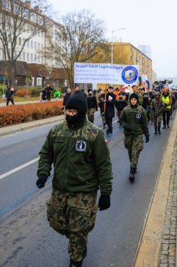 Wroclaw, Polonya - 11 Kasım 2024: Wroclaw 'da Neşeli Bağımsızlık Günü Yürüyüşü, Polonya Bayrakları, Öğrencileri ve 11 Kasım' ı Kutlayan Ailelerle Vatanseverlik Yürüyüşü