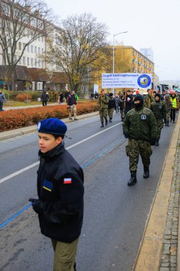 Wroclaw, Polonya - 11 Kasım 2024: Wroclaw 'da Neşeli Bağımsızlık Günü Yürüyüşü, Polonya Bayrakları, Öğrencileri ve 11 Kasım' ı Kutlayan Ailelerle Vatanseverlik Yürüyüşü
