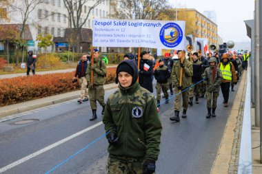 Wroclaw, Polonya - 11 Kasım 2024: Wroclaw 'da Neşeli Bağımsızlık Günü Yürüyüşü, Polonya Bayrakları, Öğrencileri ve 11 Kasım' ı Kutlayan Ailelerle Vatanseverlik Yürüyüşü
