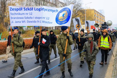 Wroclaw, Polonya - 11 Kasım 2024: Wroclaw 'da Neşeli Bağımsızlık Günü Yürüyüşü, Polonya Bayrakları, Öğrencileri ve 11 Kasım' ı Kutlayan Ailelerle Vatanseverlik Yürüyüşü